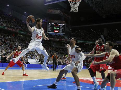 רודריגס מרחף מול אולימפיאקוס (getty)