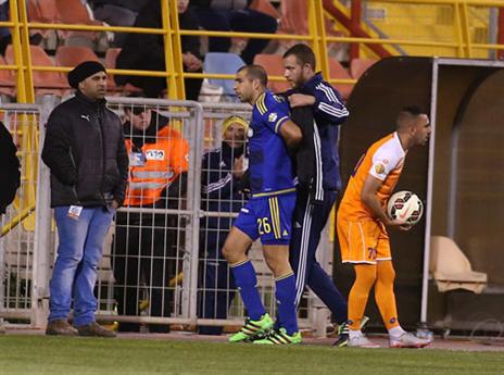 בן חיים מוחלף אחרי שנפצע. בספק גדול (צילום: אלן שיבר)