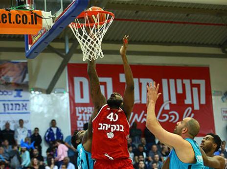 פתח בחמישיה. פישר (מנהלת הליגה)