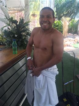 קלאודמיר מציג לראווה את הגוף