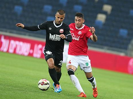 ליאור לוי שומר על הכדור מול אלבז (יוסי שקל)