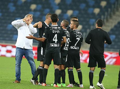 אלי כהן ושחקני רעננה בסיום (יוסי שקל)