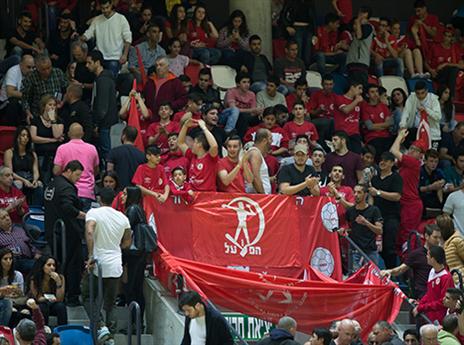 הקהל האדום ביציע (עודד קרני)