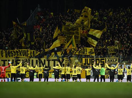 דורטמונד חוגגת עם הקהל. בשבת משחק העונה (getty)