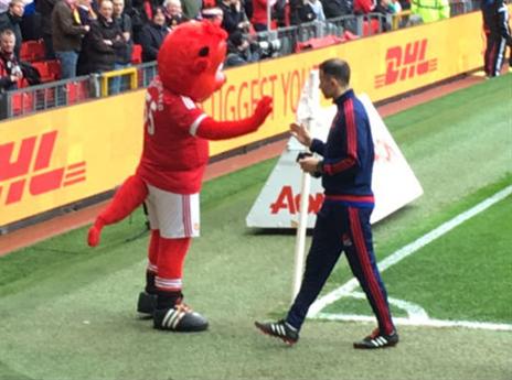 גיגסי והקמע. אולי הוא יהיה הקמע? (מתוך האלבום הפרטי)