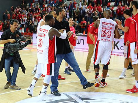 "סימונס לקח אותי במכונית בלי חגורת בטיחות" (לירון מולדובן)