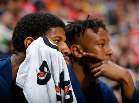 ג'ורג' על הספסל. אינדיאנה מודאגת (getty)