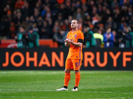 סניידר מוחא כפיים אחרי הפסקת המשחק (Getty)