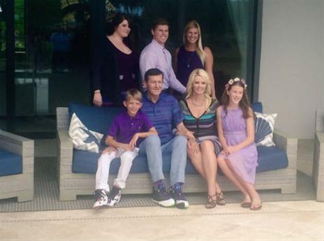 סייגר ומשפחתו, כשהבן מעליו (מתוך חשבון הטוויטר שלו)