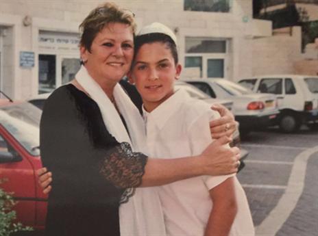 הדמות המרכזית. אמא בתיה עם בן