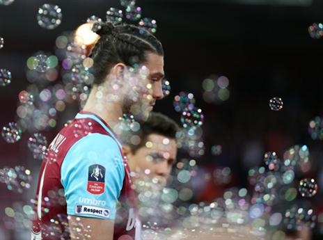 קרול מוקף בועות בטקס הפתיחה (getty)