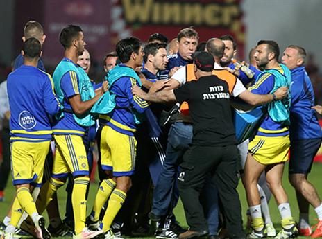 הבלאגן על הדשא (יוסי שקל)