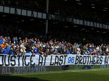אוהדי אברטון במחווה להרוגי הילסבורו (Getty)