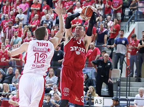 נאור מול גפני. עוד תצוגת הגנה של הפורוורד הוותיק של הפועל ת"א (אלן שיבר)