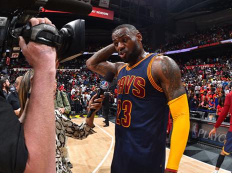קשה לו לפרגן עד הסוף. לברון (gettyimages)