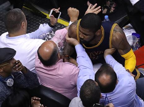 אירווינג מתרסק על אוהד ביציע (gettyimages)