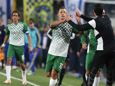 אוברניאק חגג עם הספסל (אלן שיבר)