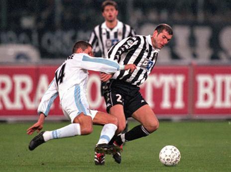 סימאונה חגג על חשבון זידאן גם כשחקן (GETTYIMAGES)