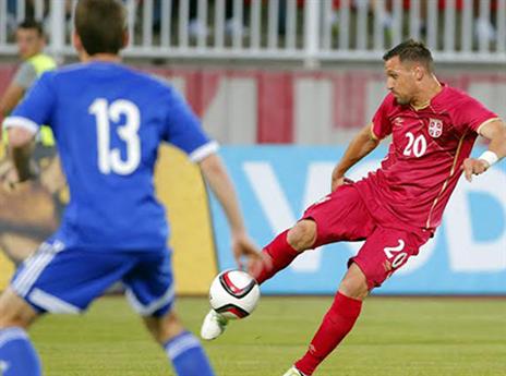 עידן אלישע לוי נפתח ברגל שמאל (צילום: ההתאחדות הסרבית)