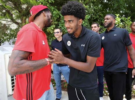 סמית' ודוסון מחליפים חוויות (אלן שיבר)