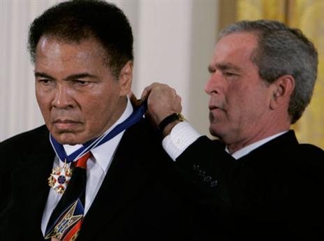 מקבל מדליה מבוש (Getty)