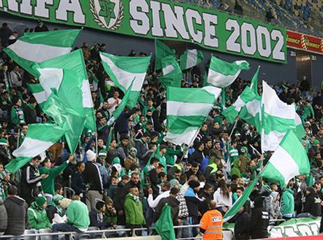 אוהדי חיפה. צפויים להסתער על המנויים גם השנה (יוסי שקל)