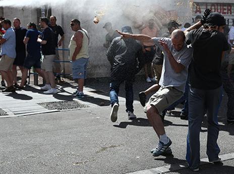 אוהד מנסה להתגונן (Getty)