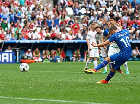 סיגורדסון כובש את הפנדל (getty)