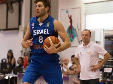 דן שמיר סימן וי נוסף (צילום: עודד קרני, איגוד הכדורסל)