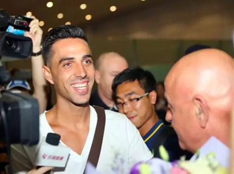 בן שושן (מימין) עם זהבי בסין. כבר מצפה לחתימת הקשר