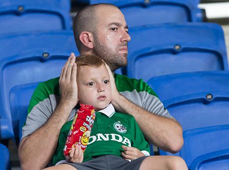 בתמונה: אבא אחראי (עודד קרני)