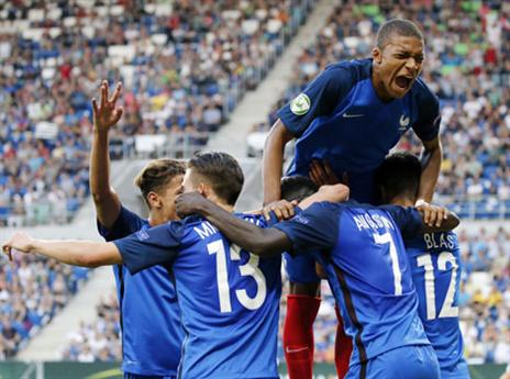 הצרפתים חוגגים ניצחון אדיר בגמר (getty)