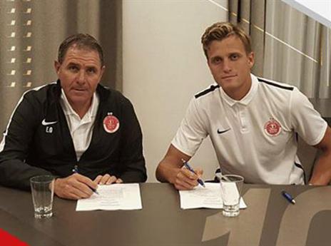 שוינפלד חותם על החוזה לצד גוטמן (הפייסבוק של הפועל ת"א)