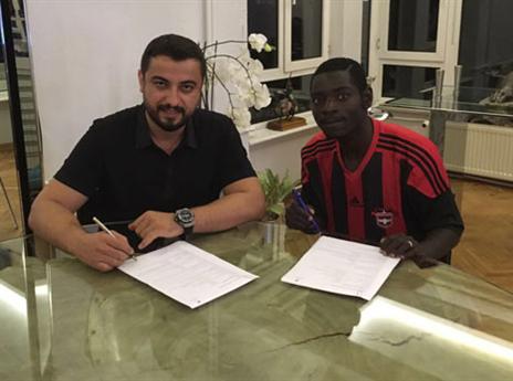 קנגווה במעמד החתימה