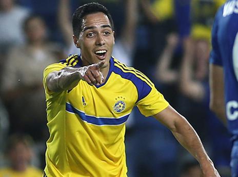 סקאריונה חוגג את שער הבכורה (אלן שיבר)