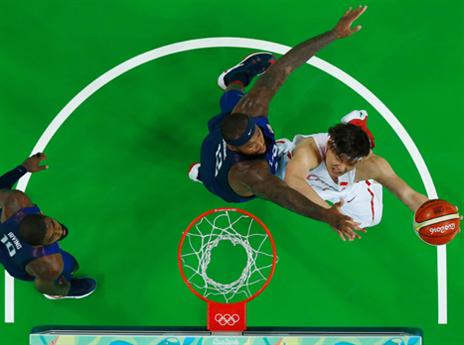 קאזינס מראה קצת הגנה (getty)