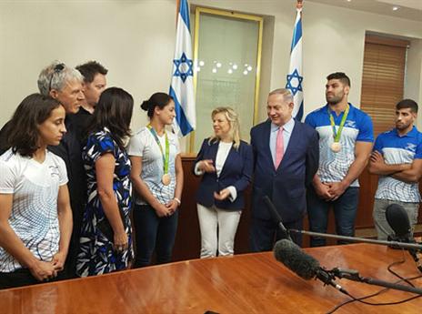 סחפו מדינה שלמה, ועכשיו זכו לכבוד של מלכים