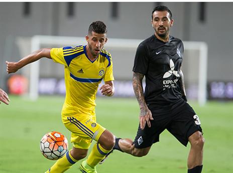 פילס את דרכו להרכב. מיכה (עודד קרני)