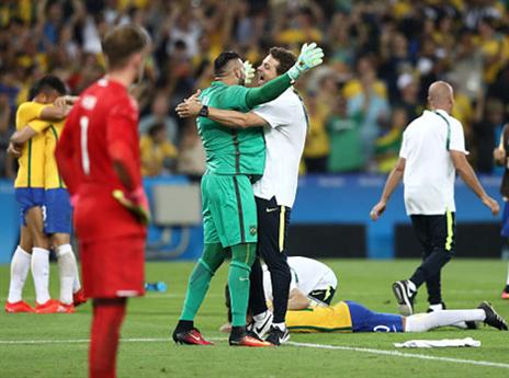 הורן מביט באכזבה על המנצחים (Getty)