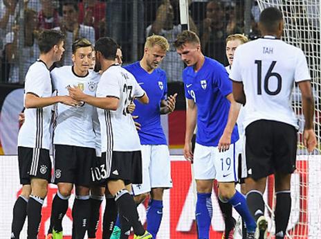 על הדשא זה לא היה באמת כוחות (getty)