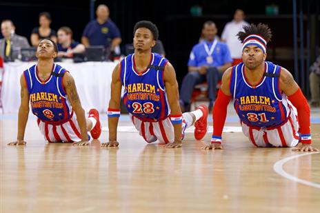 מופע מלא בבדיחות ובהטבעות עוצרות נשימה