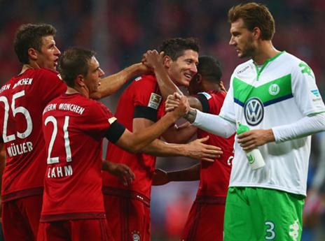 עדיין צעיר יחסית. בנדטנר עם שחקני באיירן מינכן (GETTY)