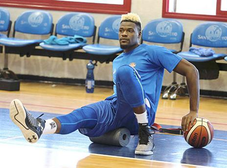 מתרגשים מההגעה שלו. אדריאן (צילום: אלן שיבר)