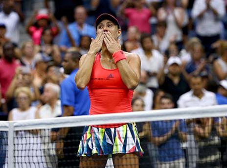 קרבר התקשתה לעצור את הדמעות (getty)