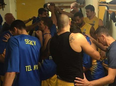 הצהובים רגע לפני פתיחת המשחק (האינסטגרם של מכבי ת"א)