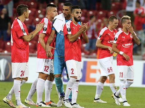 רגשות מעורבים. שחקני ב"ש בסיום (צילום: אלן שיבר)