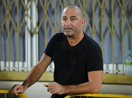 מעניק גיבוי לאוואט. בן זקן (לירון מולדובן)