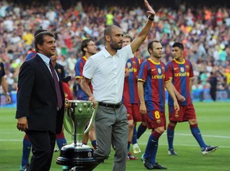 גווארדיולה עם לאפורטה בתקופה בברצלונה (GETTY)