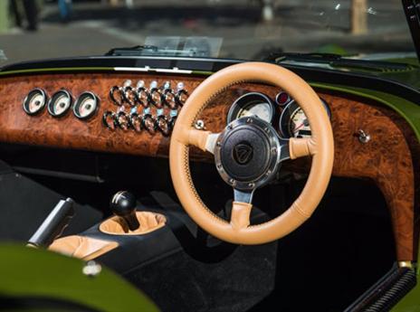 גימור מוזהב. המכונית היוקרתית