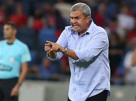 "נרים את הראש ונמשיך הלאה". כהן (יוסי שקל)